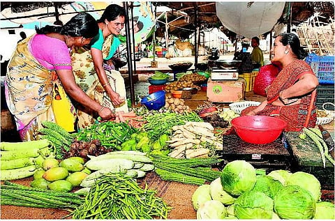 நடுத்தர, ஏழை மக்களுக்கு அந்நியமாகும் காய்கறிகள்: விலையேற்றத்தால் அன்றாட உணவில் சேர்ப்பதில் சிக்கல்