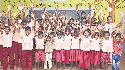 காட்டு யானைகள் நுழையும் கிராமத்தில் அசத்தும் அரசுப் பள்ளி: கோவை மாவட்டம் புதுக்காட்டில் நவீன வசதிகளுடன் தரமான கல்வி