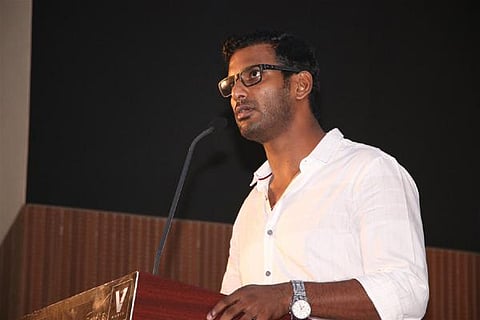 திரையரங்குகளுக்கு ரசிகர்களை வரவழைக்க வழிவகை செய்ய வேண்டும்: விஷால்