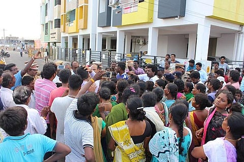 நெடுஞ்சாலையில் கூடாது என்பதற்காக குடியிருப்புப் பகுதிக்குள் நுழைவதா?- மதுக்கடைக்கு எதிராக பெண்கள் ஆவேசம்