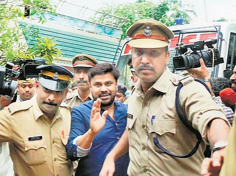 பாவனா வழக்கில் அடுத்தடுத்து அதிரடி: திலீப் கைது; கேரள சினிமா சங்கங்களில் இருந்து நீக்கம்; உருவபொம்மை எரிப்பு