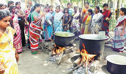 11-வது நாளாக கடையடைப்பு; வணிகர்கள் ஆர்ப்பாட்டம்: கதிராமங்கலம் மக்கள் நூதன போராட்டம்- பொதுஇடத்தில் விறகு அடுப்பில் சமைத்து பெண்கள் எதிர்ப்பு