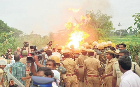 எரிக்கக் காத்திருக்கும் நெருப்பு!