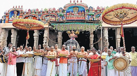 திருப்பதி வெங்கடாசலபதிக்கு ஸ்ரீரங்கம் ரங்கநாதர் கோயிலில் இருந்து வஸ்திர மரியாதை