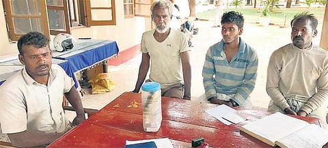 தமிழக நாட்டுப் படகு மீனவர்கள் 4 பேர் சிறைபிடிப்பு: இலங்கை கடற்படையினர் நடவடிக்கை