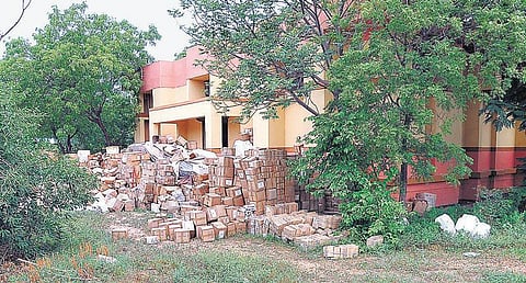 மருத்துவ சேவைக்கழக வளாகத்தில் குப்பைபோல பெட்டி, பெட்டியாக வீசப்பட்ட மருந்துகள்: பொதுமக்கள் அதிர்ச்சி