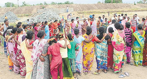 ஊத்தங்கரை அருகே மழை வேண்டி கிராம மக்கள் நூதன வழிபாடு