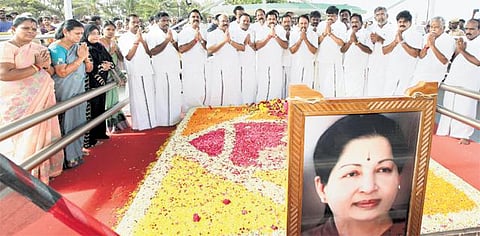 கமல்ஹாசனுக்கு அரசியலை பற்றி தெரியாது: ஜெயலலிதா நினைவிடத்தில் முதல்வர் கருத்து
