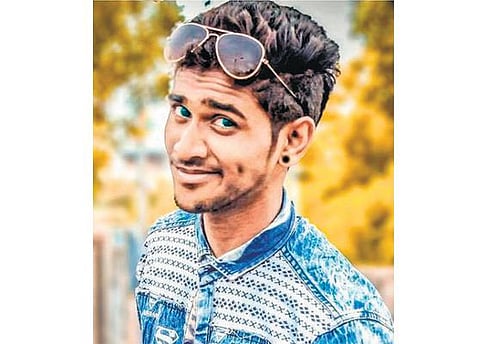 கோடம்பாக்கம் மேம்பாலத்தில் பைக் ரேஸில் ஈடுபட்ட கல்லூரி மாணவர் விபத்தில் பலி: உடன்சென்ற நண்பர் படுகாயம்