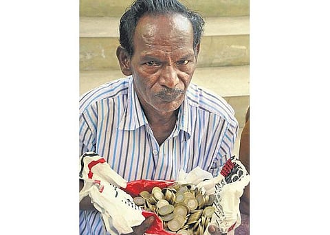 வங்கிகள் வாங்க மறுப்பதாக 10 ரூபாய் நாணயங்களுடன் ஈரோடு ஆட்சியரிடம் புகார்