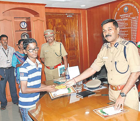 திருடரை பிடிக்க உதவிய சிறுவனுக்கு மதுரை காவல் ஆணையர் பாராட்டு