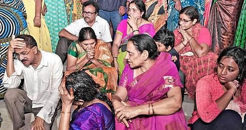 கிருஷ்ணா நதி விபத்து: மகளின் உடலைப் பார்த்து தாய் மாரடைப்பால் மரணம்