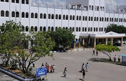 தற்கொலை செய்துகொண்ட மாணவி; கொந்தளித்த மாணவர்கள்: கல்லூரி நிர்வாகம் விளக்கம்