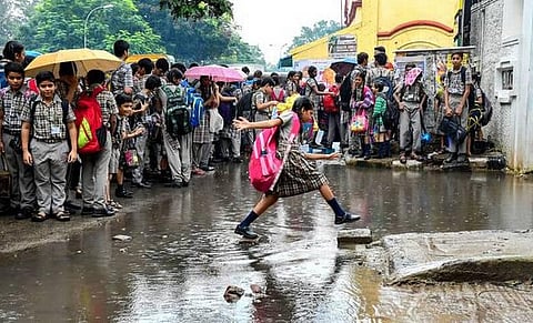 கனமழை காரணமாக சென்னை, மதுரை உள்ளிட்ட 10-க்கும் மேற்பட்ட மாவட்டங்களில் பள்ளிகளுக்கு விடுமுறை