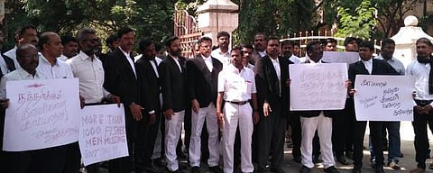 மீனவர்களுக்கு ஆதரவாக வலுக்கும் குரல்கள்: மாயமானவர்களை மீட்கக்கோரி கோவையில் வழக்கறிஞர்கள் ஆர்ப்பாட்டம்