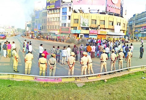 மீண்டும் பற்றி எரியும் மகதாயி விவகாரம்: வட கர்நாடகாவில் விவசாயிகளின் முழு அடைப்பு போராட்டத்தில் வன்முறை- இயல்பு வாழ்க்கை பாதிப்பு
