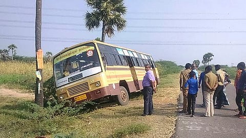 முதுகுளத்தூர் அருகே தற்காலிக ஓட்டுநர் தேர்வுக்காக நடைபெற்ற சோதனை ஓட்டத்தின்போது பள்ளத்தில் இறங்கிய அரசு பேருந்து