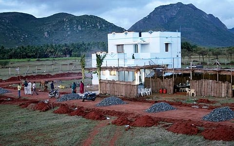 கட்டப்படும் வீடுகளின் மேற்பார்வை
