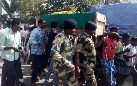 காஷ்மீரில் வீரமரணம் அடைந்த தமிழக வீரர் சுரேஷின் உடல் ராணுவ மரியாதையுடன் அடக்கம்