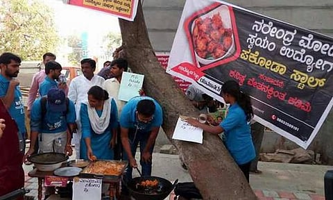 பிரதமர் கருத்துக்கு கண்டனம்: கர்நாடகா பாஜக அலுவலகம் முன்னர் பக்கோடா கடை போட்ட இளைஞர்கள்