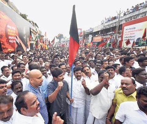 உதயநிதியின் அரசியல் பிரவேசமும் உயிர் பெற்றுள்ள வாரிசு அரசியல் விவாதங்களும்