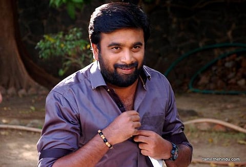 வேடிக்கை பார்ப்பது மனிதத்தன்மையற்றது: சனுஷாவுக்கு சசிகுமார் ஆதரவுக் குரல்