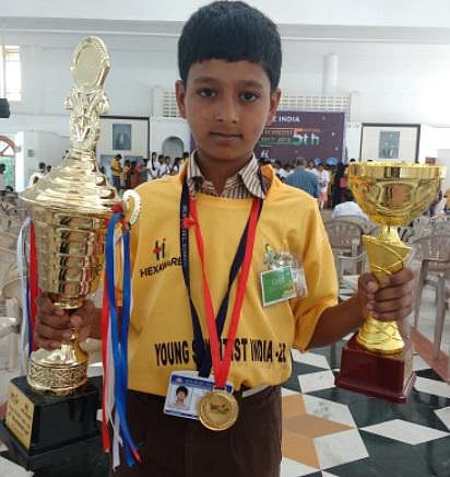 ரயிலில் பயணிக்கும் முதியவர்களுக்காக மாற்றி யோசித்த சேலம் மாணவர்: புதிய தொழில்நுட்பக் கண்டுபிடிப்புக்காக இலங்கை செல்கிறார்