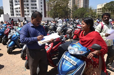 பேசும் படம்: மானிய விலை ஸ்கூட்டர்கள் சரிபார்ப்புப் பணி