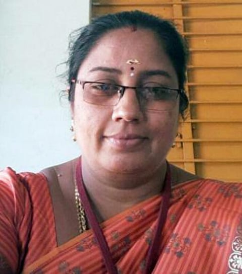 மாணவிகளை பாலியலுக்கு வற்புறுத்திய புகார்:
பேராசிரியை தற்காலிக பணி நீக்கம்