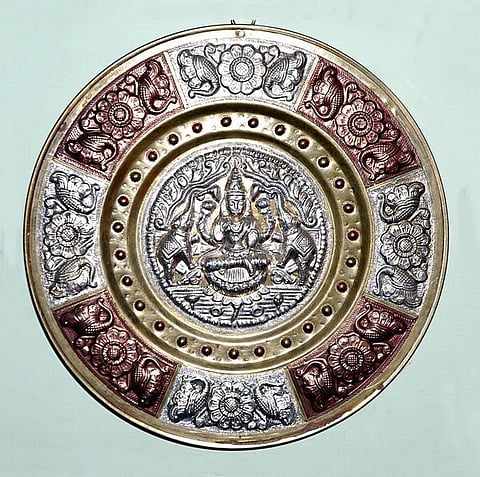 சுவரை அலங்கரிக்கும் தட்டுகள்