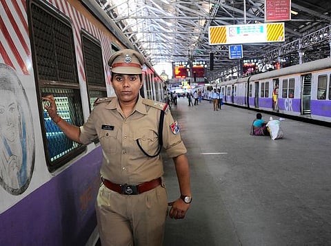 முகங்கள்: குழந்தைகளைக் காக்கும் சீருடைத் தாய்