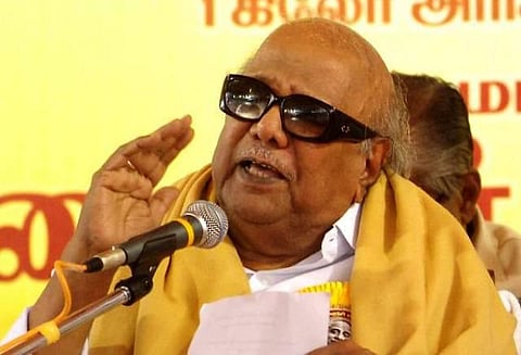அரசு மற்றும் திமுக வழக்கறிஞர்கள் இடையே காரசார வாதம்: கருணாநிதி உடலை அண்ணா நினைவகம் அருகே அடக்கம் செய்வதே உரிய மரியாதை - தமிழக அரசுக்கு சென்னை உயர் நீதிமன்ற நீதிபதிகள் உத்தரவு