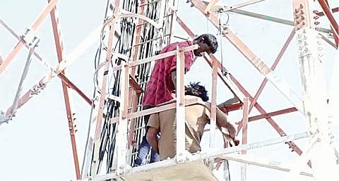எரியில் குப்பை, கழிவு நீர் கொட்டுவதை தடுக்கக் கோரி செல்போன் டவரில் ஏறி இளைஞர்கள் போராட்டம்: திருநீர்மலை பகுதியில் பரப்பரப்பு