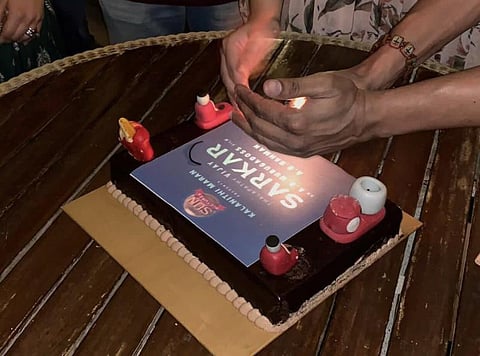 வெற்றிக் கொண்டாட்டம்: தமிழக அரசை சூசகமாக கிண்டல் செய்த ‘சர்கார்’ படக்குழு