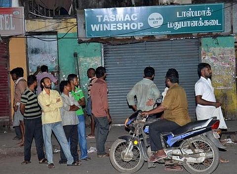 கஜா புயல் பாதிப்பு: நான்கு மாவட்டங்களில் மதுக்கடைகளை மூட உத்தரவு