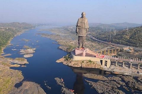 படேலைவிட வீரசிவாஜி சிலை உயரமாக இருக்கக்கூடாதா? - பிரதமர் மோடி, அமித் ஷா மிரட்டுவதாக சிவசேனா புகார்
