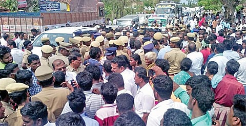 புயல் பாதித்த மாவட்டங்களில் நிவாரணம், மறுசீரமைப்பில் மெத்தனம்: அமைச்சர்களை மக்கள் முற்றுகை; மறியலால் பதற்றம்