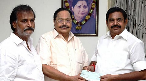 திமுக நிவாரண நிதி ரூ.1 கோடி: முதல்வரிடம் நேரில் வழங்கினார் துரைமுருகன்
