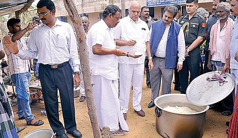 கஜா புயலால் கடுமையாக பாதிக்கப்பட்ட நாகை மாவட்டத்தில் ஆளுநர் பன்வாரிலால் ஆய்வு: பாதிப்புகள் குறித்து பொதுமக்களிடம் கேட்டறிந்தார்