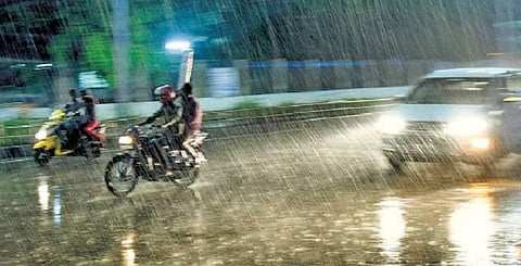 தென் மாவட்டங்களில் நாளை கனமழைக்கு வாய்ப்பு: வானிலை ஆய்வாளர் செல்வகுமார் தகவல்