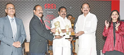 சிறப்பான செயல்பாடுகளுக்காக தமிழக அரசுக்கு 4 விருதுகள்:
இந்தியா டுடே விருதை முதல்வர் பெற்றார்