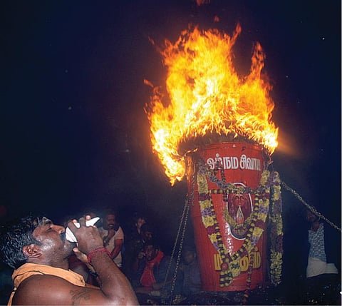 பக்தர்களின் ‘அரோகரா முழக்கத்துடன் 2,668 அடி உயர
அண்ணாமலை உச்சியில் மகா தீபம் ஏற்றப்பட்டது: கொட்டும் மழையில் லட்சக்கணக்கான பக்தர்கள் கிரிவலம்