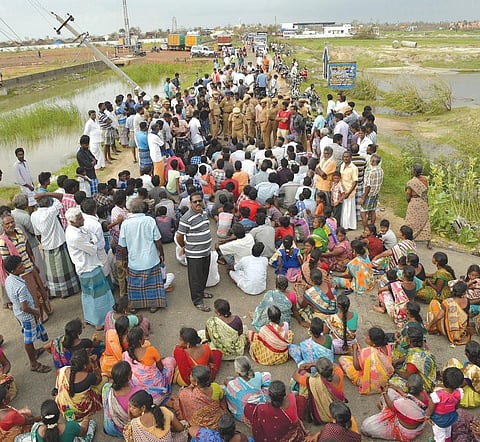 பெண்கள் 360: எல்லாம் இழந்து நிற்கும் மக்கள்