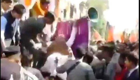 தேர்தல் பிரச்சாரத்தில் வாகனத்தில் இருந்து கீழே விழுந்த பாஜக தலைவர் அமித் ஷா