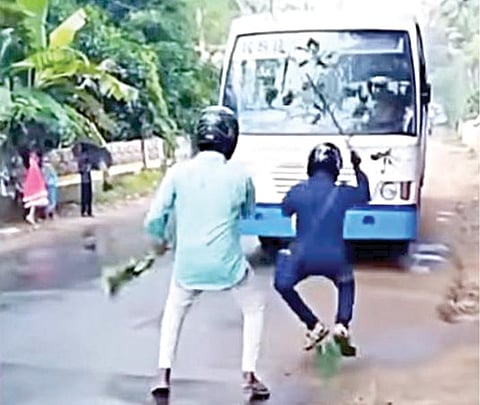 கேரளாவில் வாகனங்களை மறித்து நடனமாடும் ‘நில்லு நில்லு சேலஞ்ச்’: போலீஸார் கடும் எச்சரிக்கை