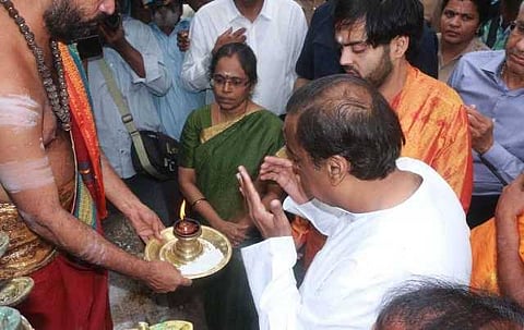 ராமேஸ்வரம் கோயிலில் மகள் திருமண அழைப்பிதழுடன் முகேஷ் அம்பானி வழிபாடு
