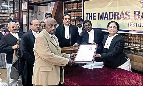 50 ஆண்டுகள் சிறப்பாக பணிபுரிந்த மூத்த வழக்கறிஞர்களுக்கு கவுரவம்:
தலைமை நீதிபதி பாராட்டு சான்றிதழ் வழங்கினார்