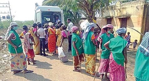 சுக்கிரன்குண்டு கிராமம் மீளத் தொடங்கியது: புதுக்கோட்டை மாவட்டத்தில் அரசுடன் இணைந்து தன்னார்வலர்கள் உதவி