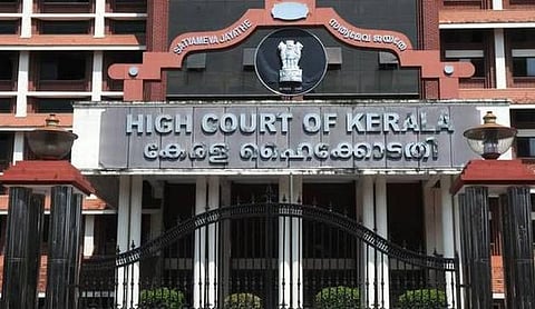 சபரிமலையில் அனைத்து விதமான கெடுபிடிகளுக்கும் தடை: போலீஸாரை வெளுத்து வாங்கிய உயர் நீதிமன்றம்