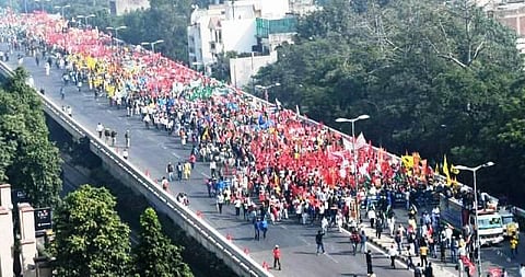 குலுங்கும் டெல்லி: நாடாளுமன்றத்தை நோக்கி ஆயிரக்கணக்கான விவசாயிகள் பேரணி; 3,500 போலீஸார் குவிப்பு
